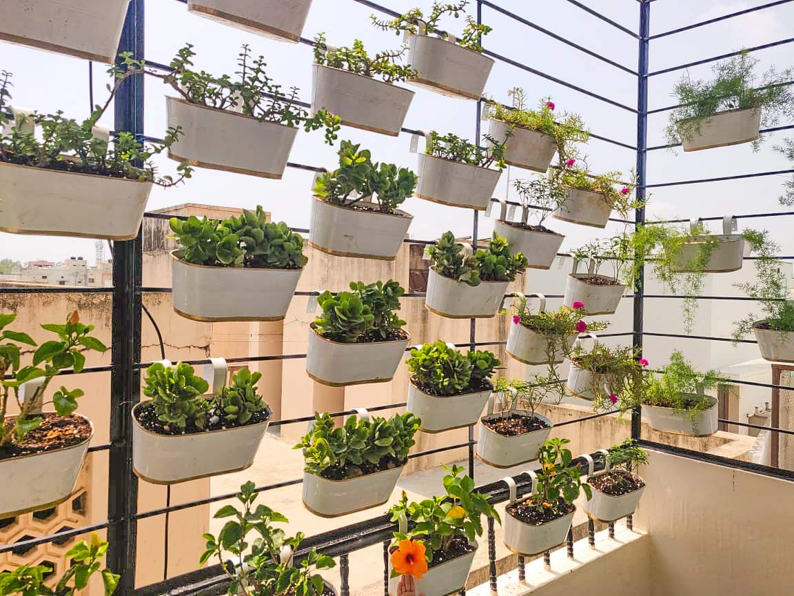 Metal Balcony Railing Planter – Stylish White & Gold Hanging Flower Pot - Image 5