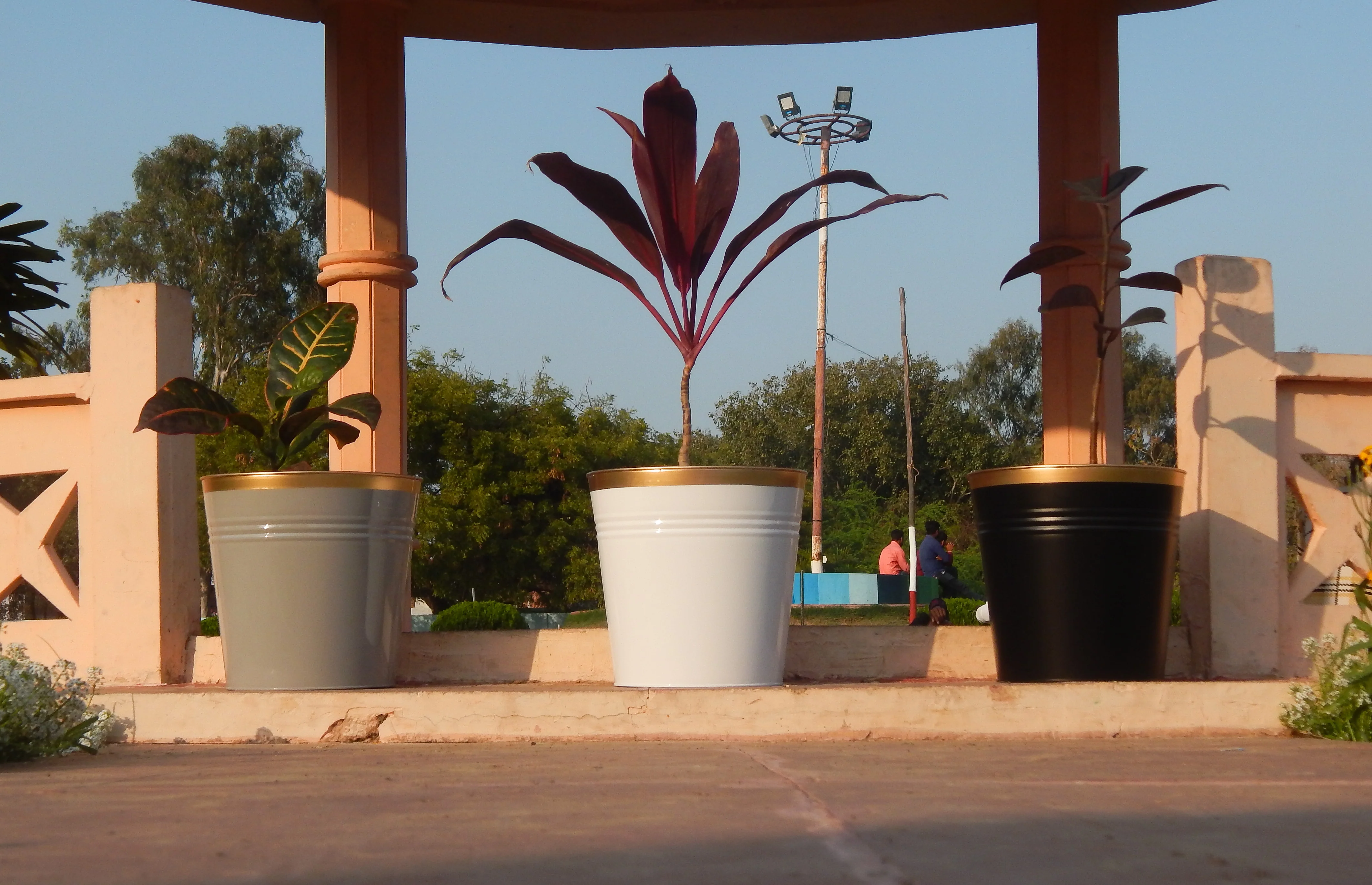 Pure Charm – White Bucket Metal Planter Set by Ecofynd (Set of 3) - Image 8